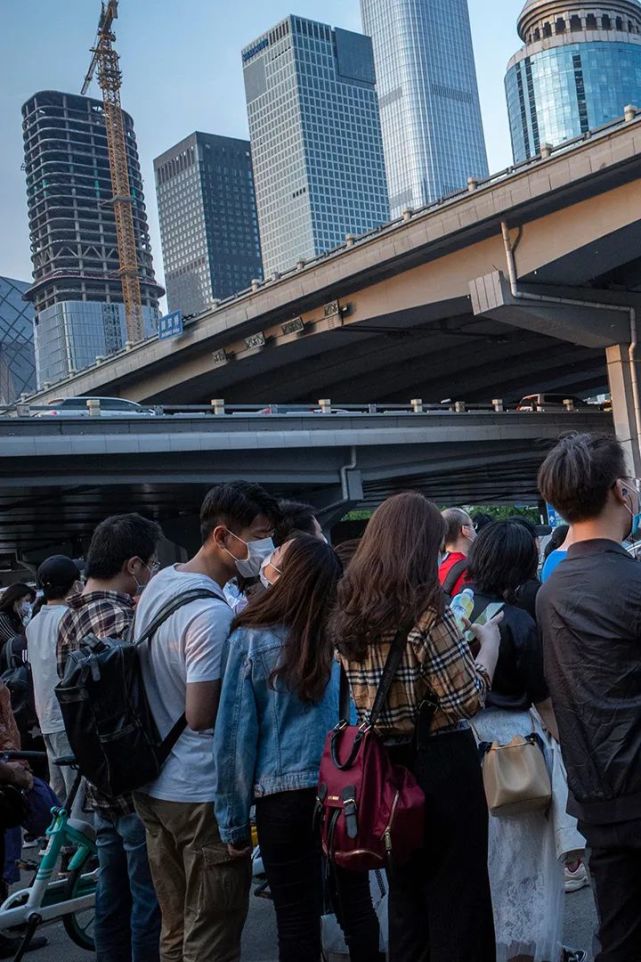 5月14日,國貿橋下,一對戴口罩的情侶在人群中親吻