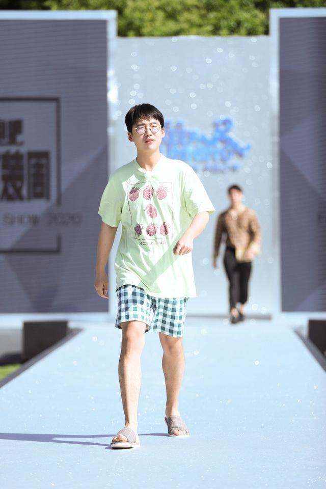 郭麒麟录《跑男》,西装穿错码显胖一圈,镇定自若不愧郭德纲之子