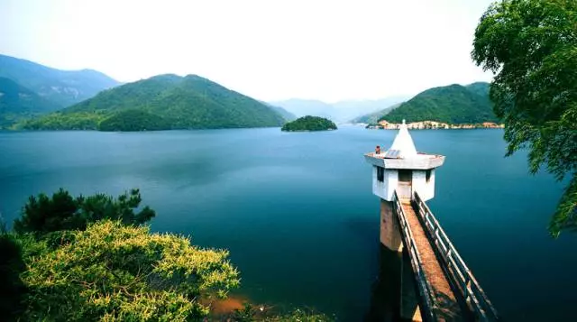 仓岙水库座落在象山县墙头镇周家路村,水库总库容1076万立方米,总集雨