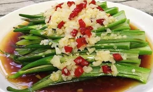 材料:秋葵,尖红椒,盐,生抽,香油,鸡精,蒜瓣 做法: 1,秋葵倒入沸水中