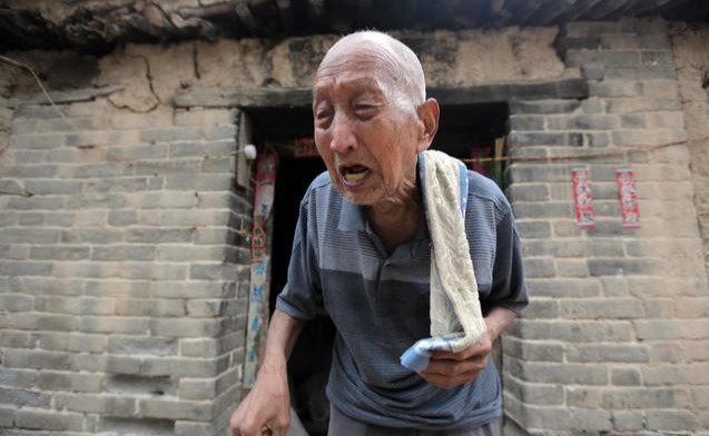 96岁抗战老兵靠拾荒为生,两万血汗钱被偷走,老人泣不成声