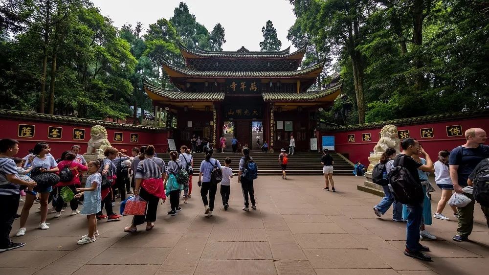 成就了峨眉山的獨特魅力 朝迎旭日,晚送落霞 清康熙帝御題