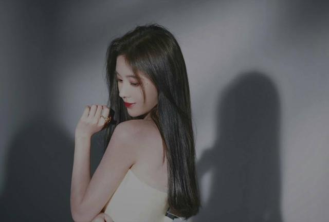 鞠婧祎|鞠婧祎被曝耍大牌，只喝高级矿泉水，4名助理服侍工作心不在焉