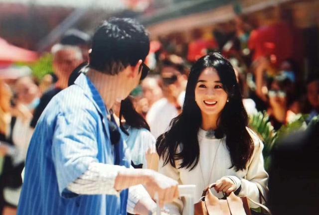 赵丽颖|赵丽颖小机灵鬼！用创可贴给包包上的美人鱼防走光