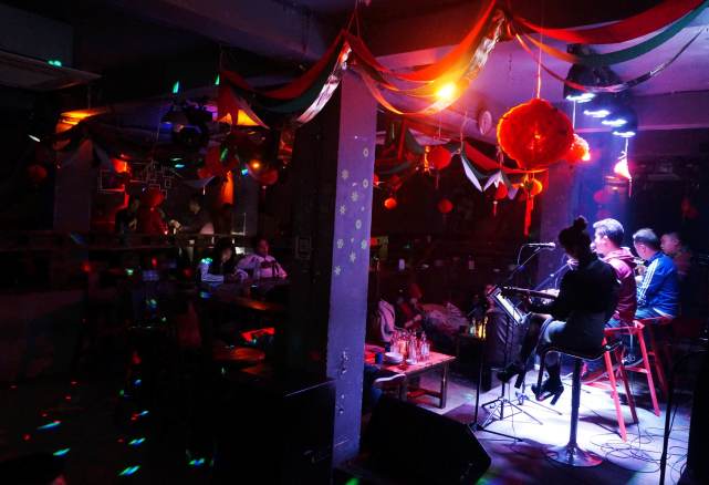 石家庄酒吧音乐氛围很浓石家庄所谓的摇滚之乡,除了那个rock home