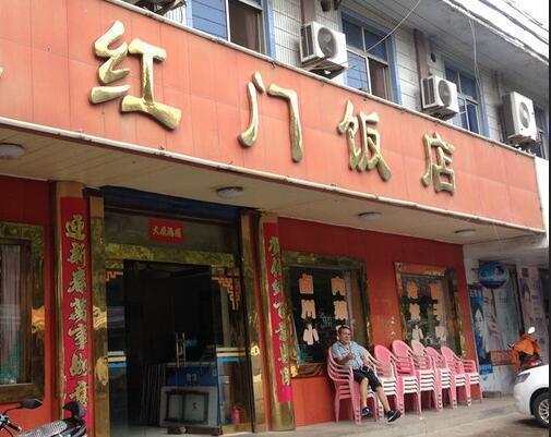 小伙帮饭店揽客,四个农民工看见老板就动手,真相大白男子成老板