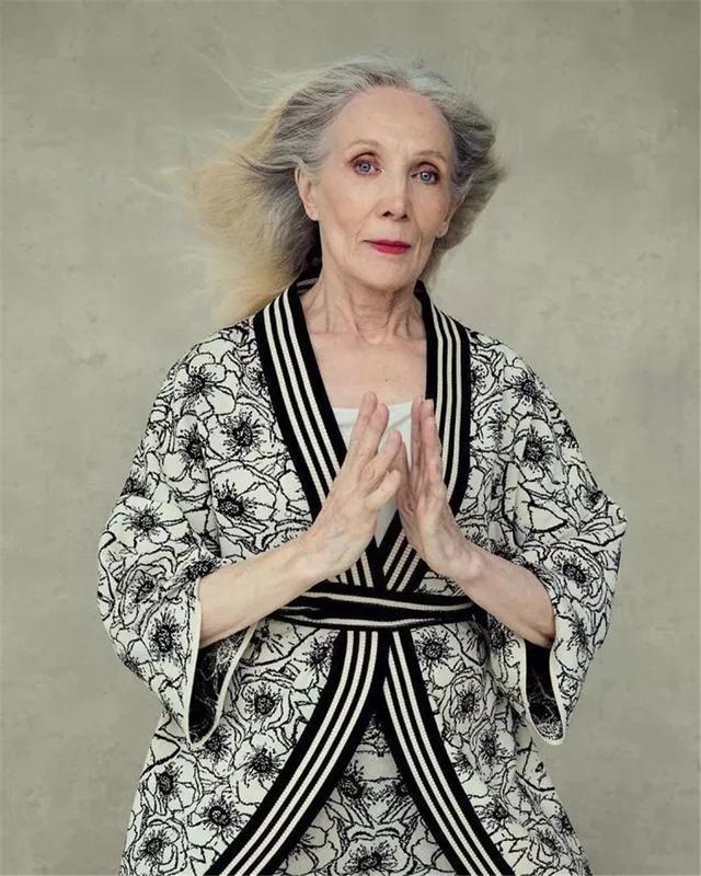 睡衣风的造型也十分飒爽,配合黑白花纹的造型带有浓厚的艺术氛围.