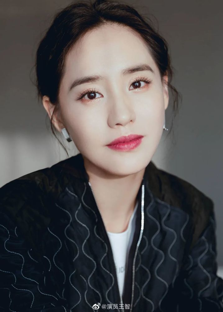 2017年,她选择了和已经相爱了五年的摄影师尤奕结婚,还在微博里大方地