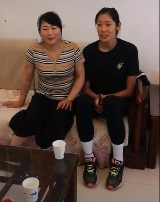 女排朱婷回老家串门曝光合影甜美如邻家女孩住360万豪宅