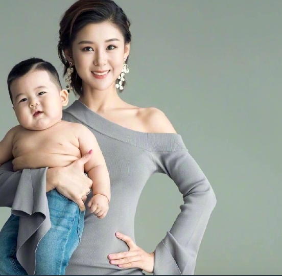 李小萌力气大,王雷老婆单手抱娃还叉腰,雷蒙德用手擦鼻子显大牌