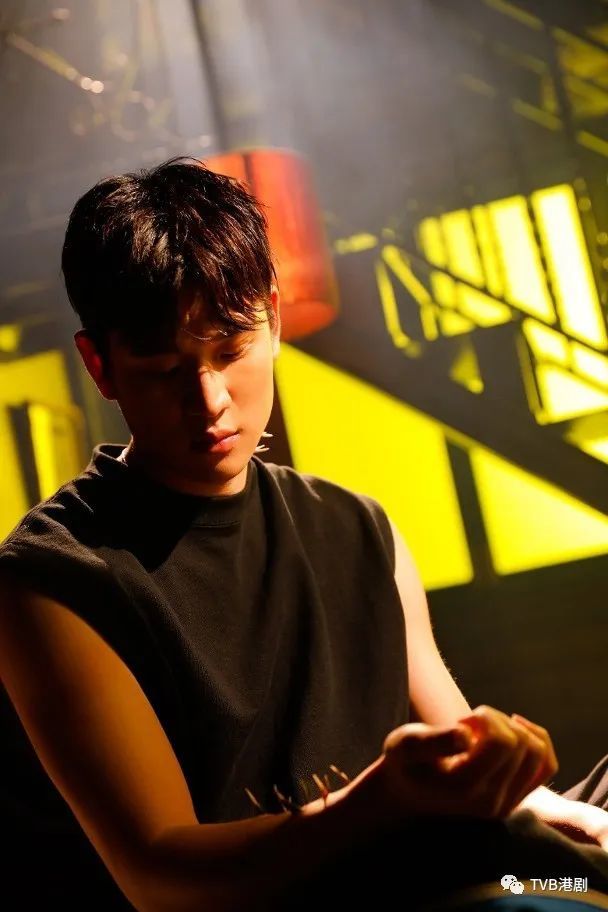 抱抱周兴哲 g.e.m.搞到成身血!_腾讯新闻