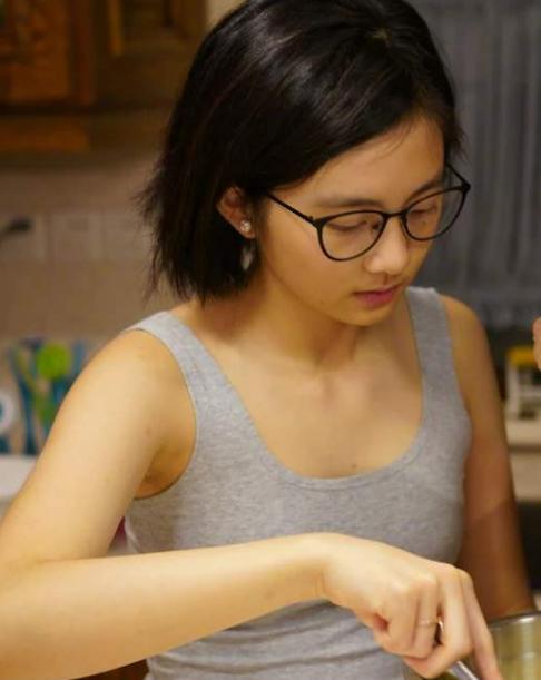 14岁黄多多穿吊带12岁森碟肌肉像大人关于孩子早熟引深思