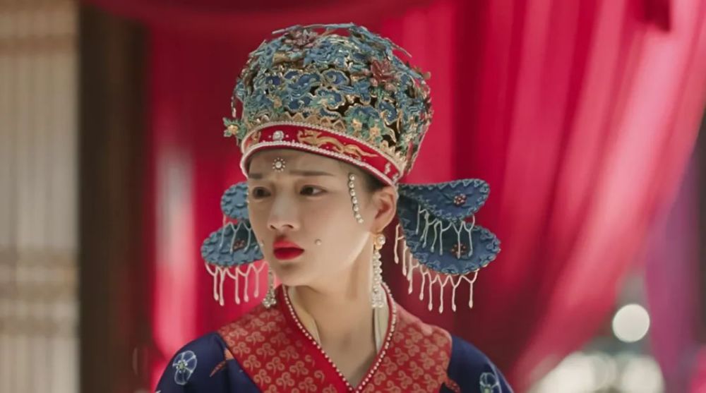 据说,面靥最初是胭脂红点,北宋皇后别出心裁换作珍珠,于是大家纷纷