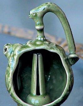 水和酒是从底部的装入的,装完后倒过来水不会从底部流出,是不是很神奇