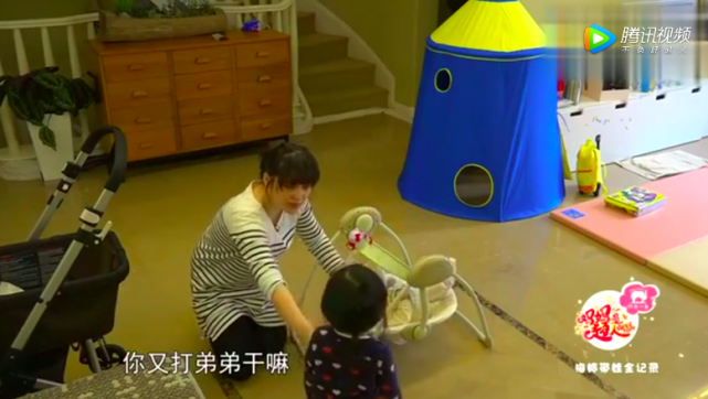 她嘴上对大女儿快快说:"妈妈最爱快快了." 但是行为上却明显偏