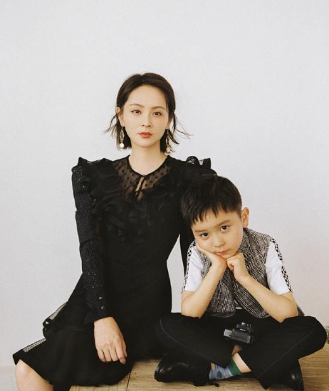 有人爆料说她是因为有自己老公赞助才参加了这个节目,所以邓莎和儿子