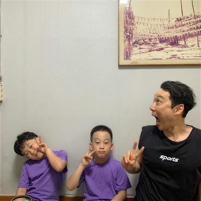 搞笑艺人李辉才儿子李书俊近况,蜡笔小新吃葡萄太可爱