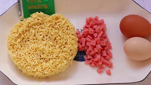 方便面不要煮着吃加2个鸡蛋做一道小零食营养美味孩子爱吃