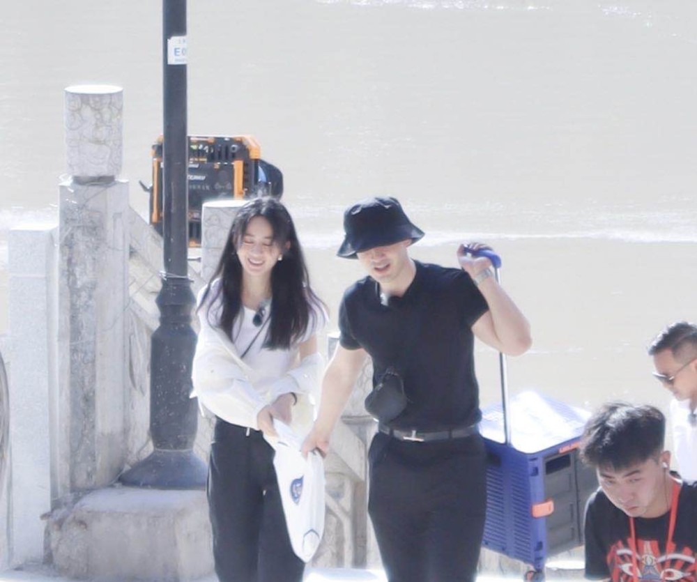 赵丽颖|赵丽颖黄晓明打伞出行，颖宝穿短裤腿纤瘦，两人跟路人合影超暖