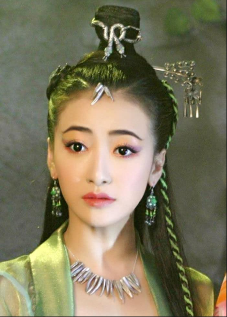后来在苏有朋版本《倚天屠龙记》中扮演殷离的她,精湛的演技和气质