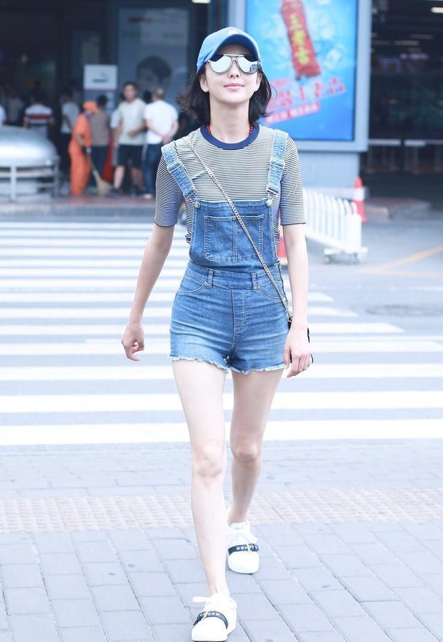 佟丽娅太有少女感,条纹短袖配背带裤,可爱的不像中年人