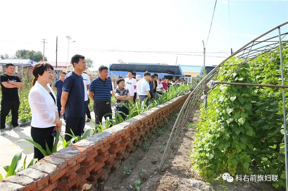 观摩组一行先后到科尔沁镇远景村"云下生活"电子商务有限公司和俄体