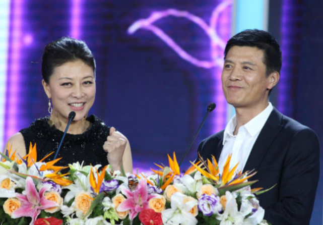 在工厂搬砖,拉沙子,这些事情,男人干起来都累,但岳红却一点都不觉得累