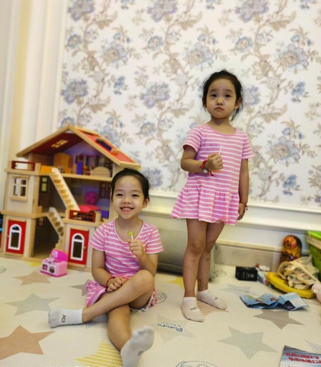 杨威晒晒双胞胎女儿可爱冷酷各有特色喊话哥哥带队成团