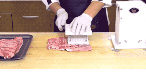 烤串还靠人工串肉来看串肉机器解放双手