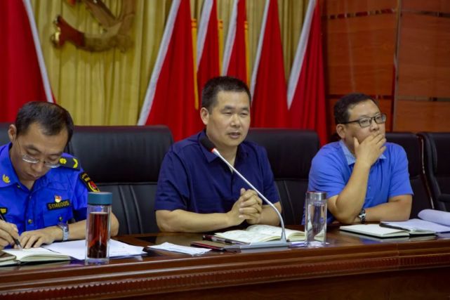 渠县人:人行道车辆乱停乱放,要着哦!