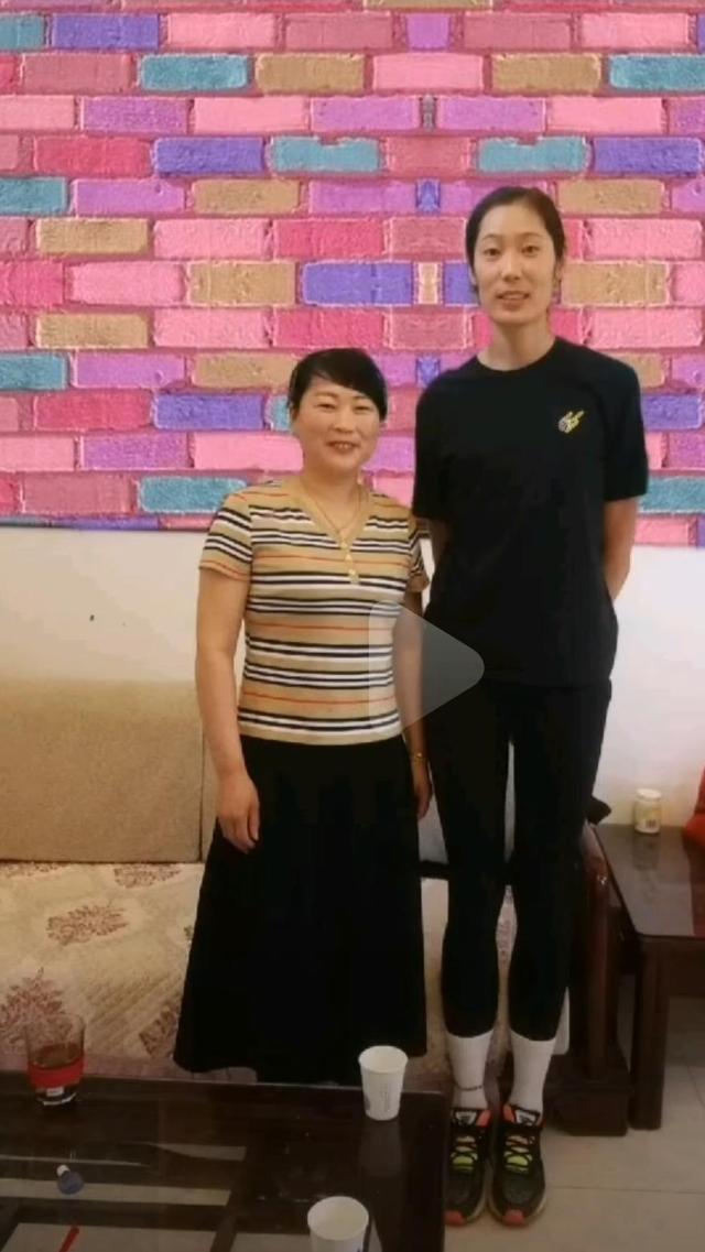 朱婷在河南老家省亲,难得长时间陪父母!1米98女排队长回头率高