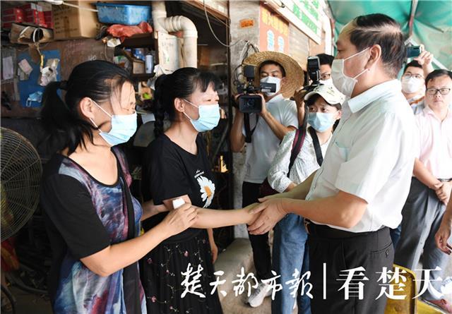 对话关腾飞母亲:"儿子活成了自己梦想中的样子"|滕英|关腾飞