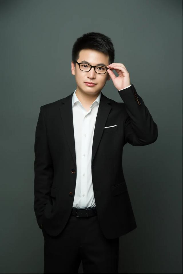 天气逐渐热起来,有的男老师穿了七分裤到校上课.你怎么看?_腾讯新闻