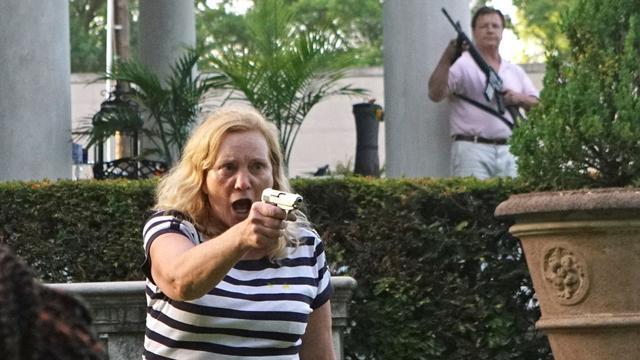 美国白人夫妇持枪站家门口威胁游行者,现在检察官要调查他们