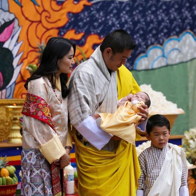 佩玛王后一直是受到国王的宠爱,在这场祈福活动中全程是国王在带娃,不