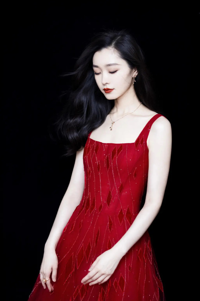 宋轶一袭红裙靓丽清新