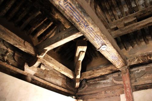 广深三间,六架椽屋,单檐歇山顶.明间前后辟门,用作过殿.