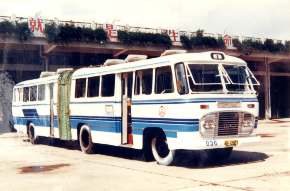 广州1路线公交车变身"红色公交"