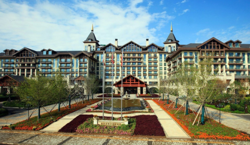 西山湖小区与美高美酒店仅一街之隔,小区业主王玲(化名)听到这个消息