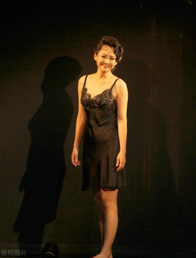 许晴也太大胆了吧,穿着蕾丝"睡裙"就亮相,露出滚圆