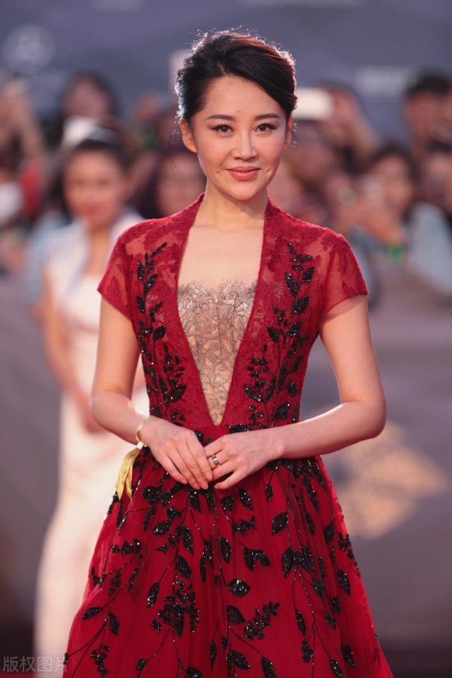 许晴也太大胆了吧,穿着蕾丝"睡裙"就亮相,露出滚圆