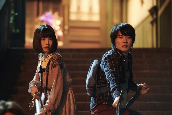 参加音乐祭竟出现大量活尸 神木隆之介躲别墅 隔天发现了惨死尸体 尸人庄杀人事件 神木隆之介 中村伦也 滨边美波