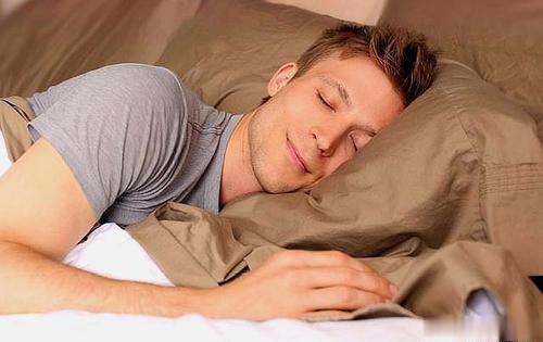 睡眠|睡觉时身体突然一抖，是疾病的征兆吗？如何做才能够缓解？