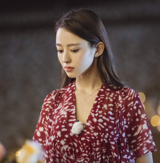 吉娜被要求卸掉假睫毛看清她的真实模样后男生都心动了