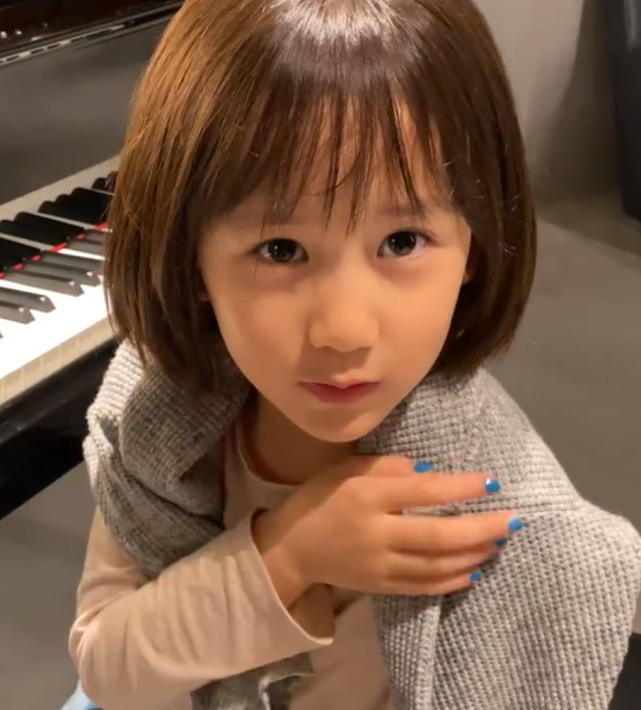 黄磊小女儿的"液体指甲"要火,本以为会成熟,哪知成学生党最爱