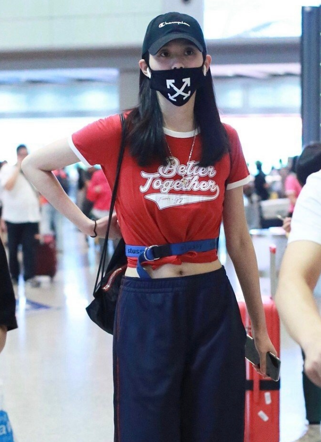 奚梦瑶终于复工但看她被带子收紧的腰围四太是没给她饭吃吗