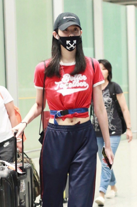 奚梦瑶终于复工但看她被带子收紧的腰围四太是没给她饭吃吗