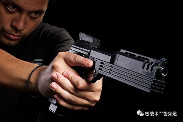 未来执法者的利器-auto-9|机械战警|贝雷塔|沙漠之鹰