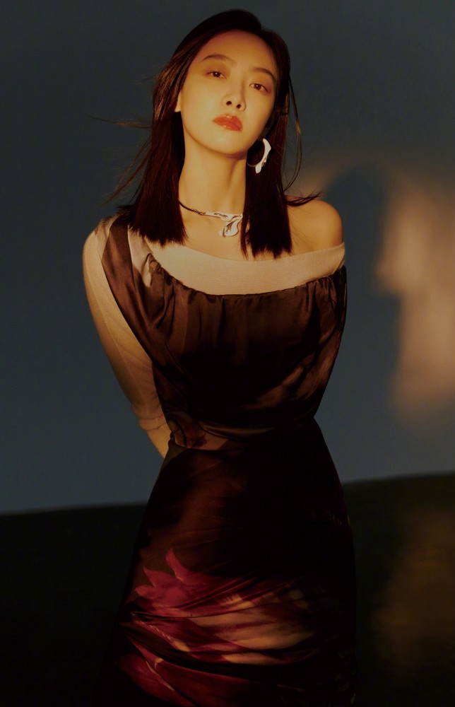 宋茜时尚大片释出,服装搭配尽显高贵奢华,冷冽眼神"杀气十足"_腾讯