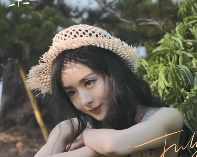 赵丽颖最新写真,碎花裙配草帽打扮超少女,产后综艺首秀备受关注